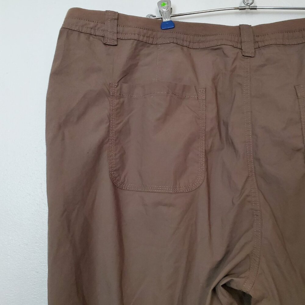 Women's Plus Size Bemuda Shorts 24W Set of 2 White A3 & Green St Johns Bay - Picture 6 of 14